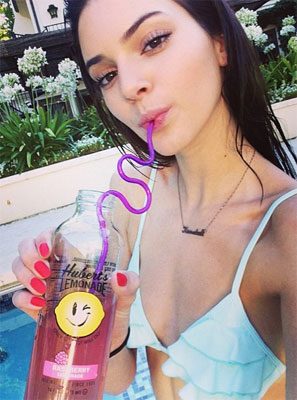 Kendall'dan derin dekolte