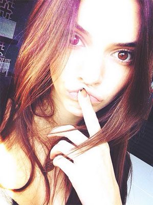 Kendall'dan derin dekolte