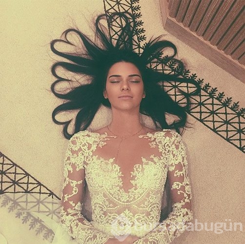 Kendall'dan derin dekolte