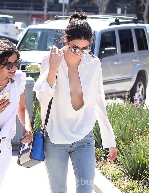 Kendall'dan derin dekolte