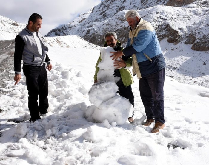 Van'da kar yağışı sonucu karayolu ulaşıma kapandı