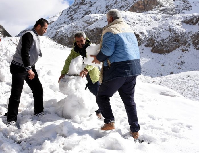 Van'da kar yağışı sonucu karayolu ulaşıma kapandı