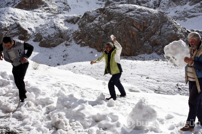 Van'da kar yağışı sonucu karayolu ulaşıma kapandı