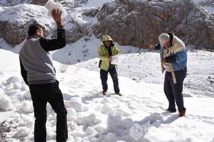 Van'da kar yağışı sonucu karayolu ulaşıma kapandı