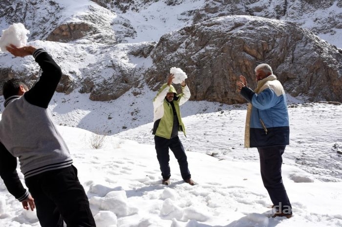 Van'da kar yağışı sonucu karayolu ulaşıma kapandı