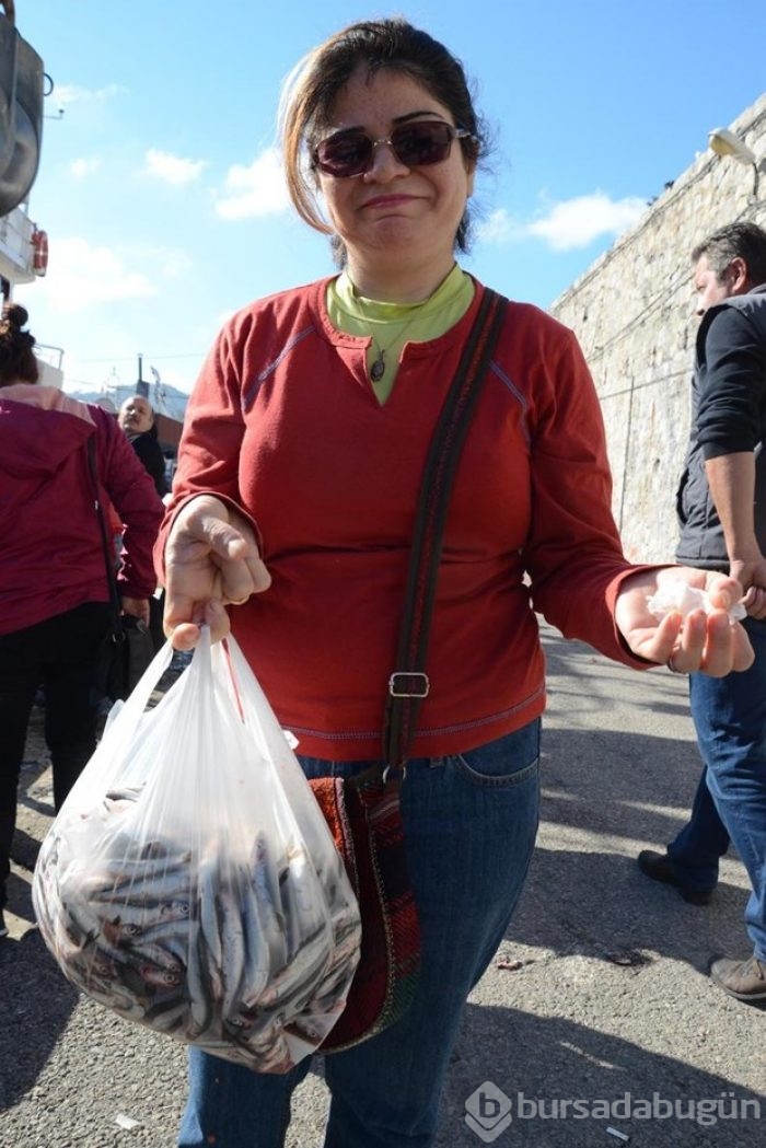 Kilogramı bir liraya satılan 10 ton hamsi, 2 saatte tükendi