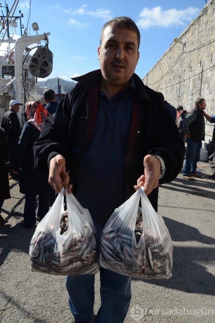 Kilogramı bir liraya satılan 10 ton hamsi, 2 saatte tükendi