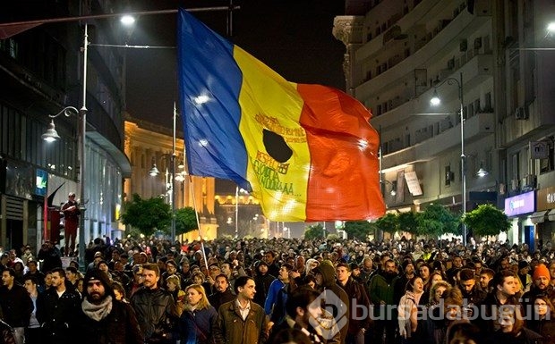 Binlerce Romen hükümeti istifaya çağırdı