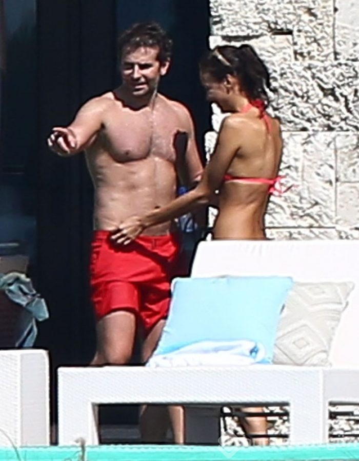 Bradley Cooper ve Irina Shayk tatile doymuyor
