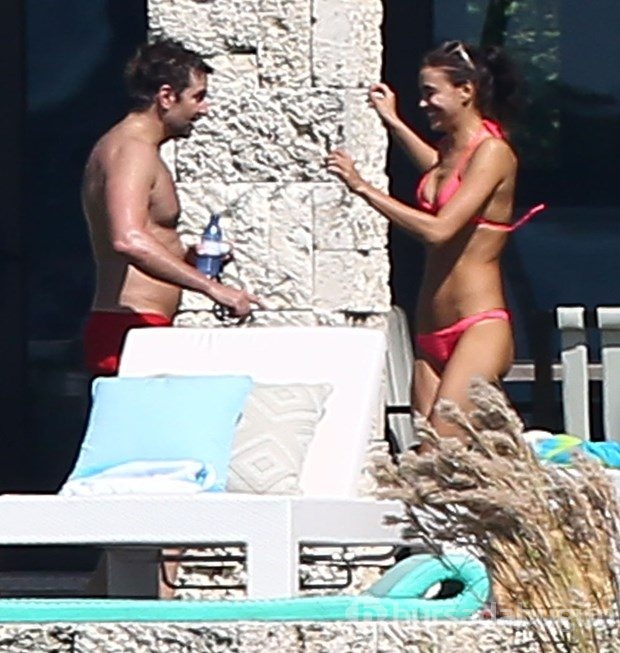 Bradley Cooper ve Irina Shayk tatile doymuyor