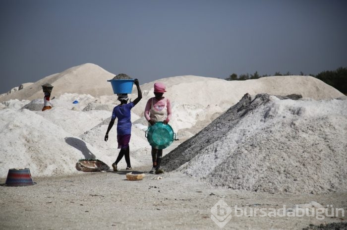 Afrikalı kadınlar ekmeğini "tuzdan" çıkarıyor
