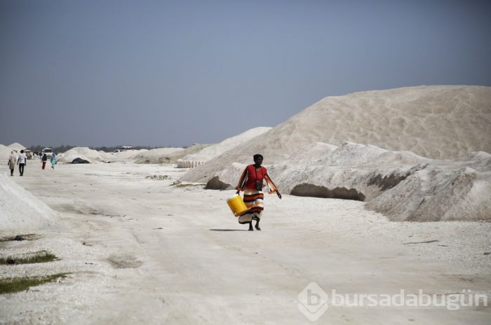 Afrikalı kadınlar ekmeğini "tuzdan" çıkarıyor