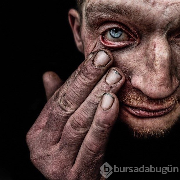 Evsizleri çekmek için onlardan biri oldu