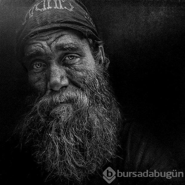 Evsizleri çekmek için onlardan biri oldu