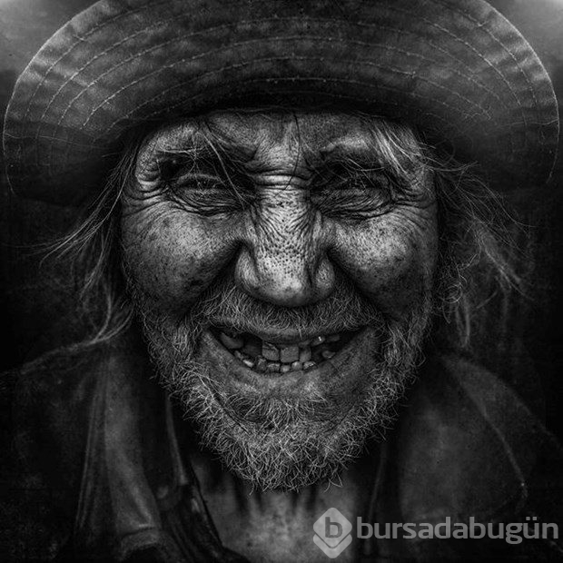 Evsizleri çekmek için onlardan biri oldu