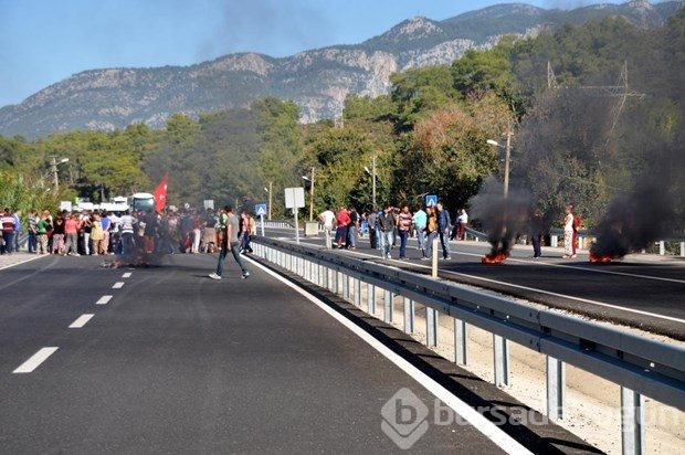 Kazalara kızıp yol kapattılar 
