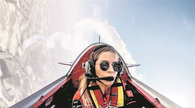 İşte ilk kadın akrobasi pilotu !