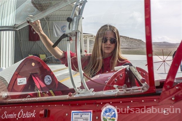İşte ilk kadın akrobasi pilotu !