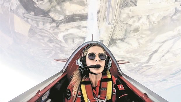 İşte ilk kadın akrobasi pilotu !