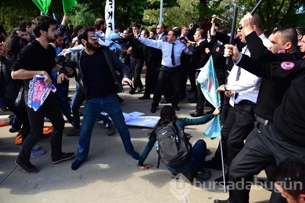 Polisten kaçan öğrenci süs havuzuna girdi