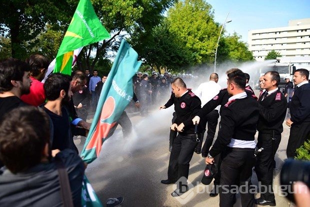 Polisten kaçan öğrenci süs havuzuna girdi