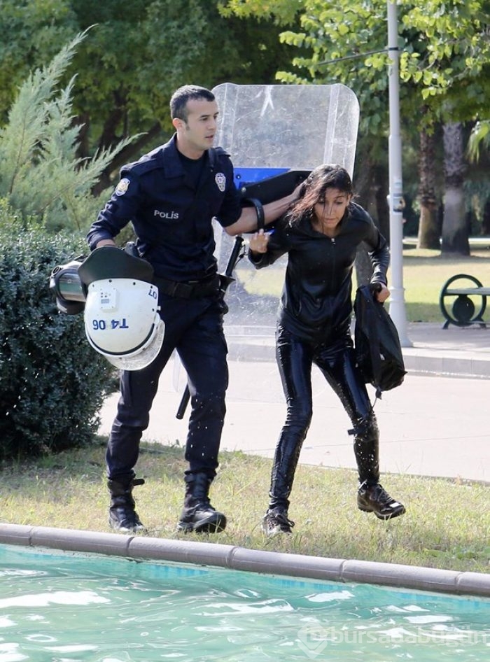 Polisten kaçan öğrenci süs havuzuna girdi