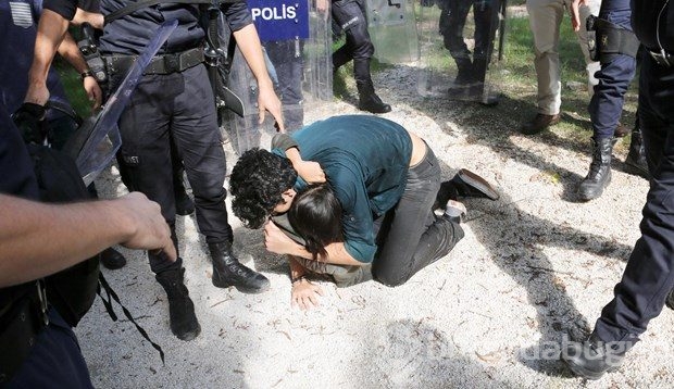 Polisten kaçan öğrenci süs havuzuna girdi