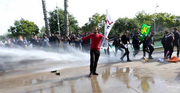 Polisten kaçan öğrenci süs havuzuna girdi