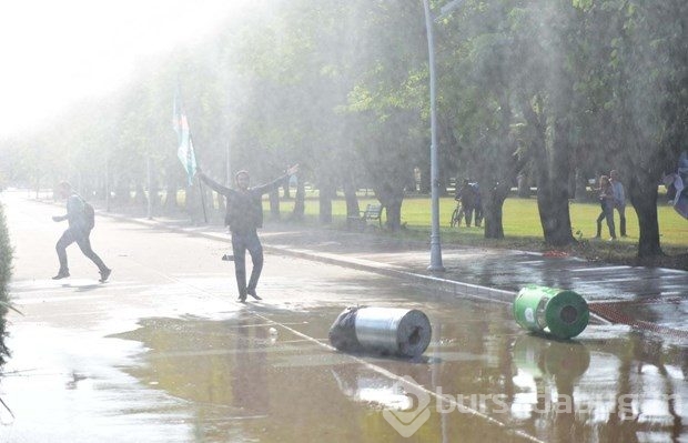 Polisten kaçan öğrenci süs havuzuna girdi