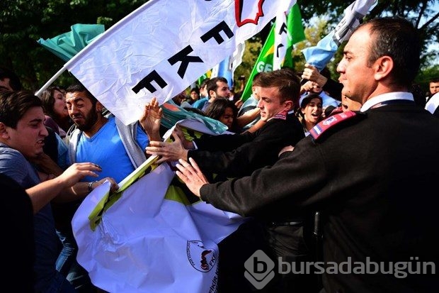 Polisten kaçan öğrenci süs havuzuna girdi