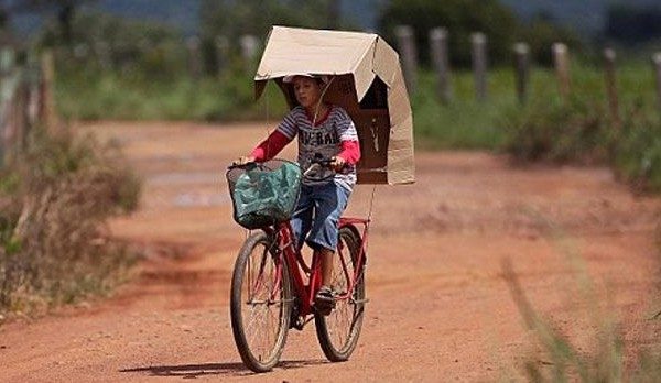 Bu köydeki herkes güneş görünce eriyor!