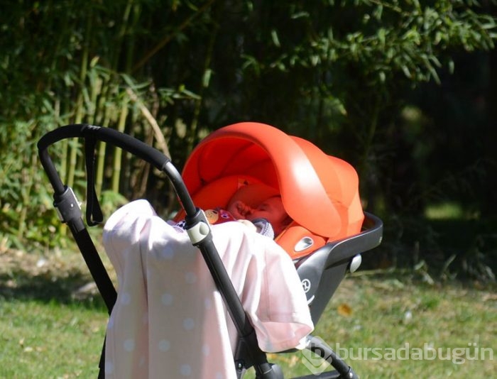 Ünlü oyuncu parkta uyudu