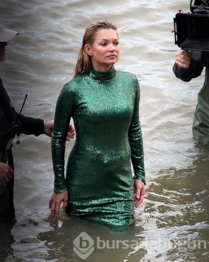 Kate Moss sırılsıklam!