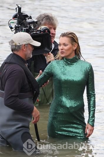 Kate Moss sırılsıklam!