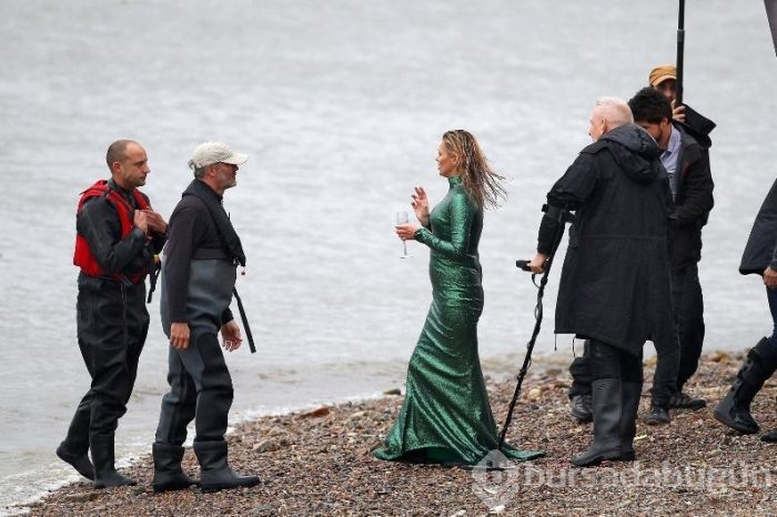 Kate Moss sırılsıklam!