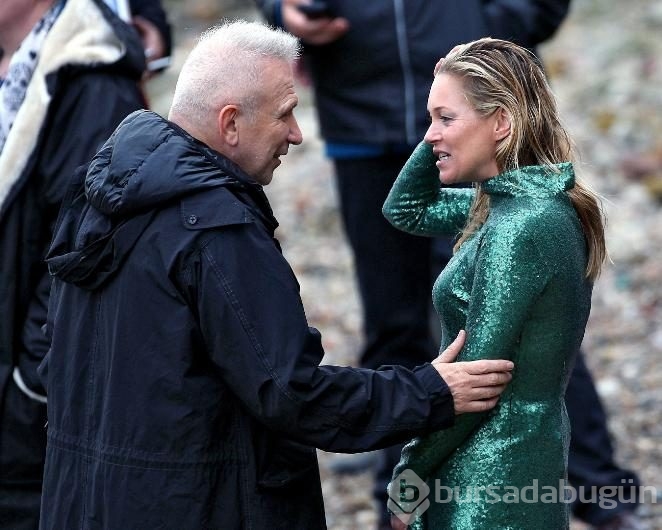 Kate Moss sırılsıklam!