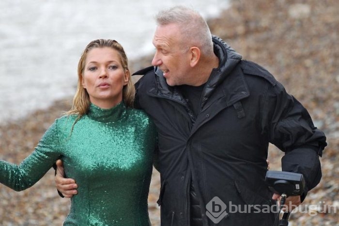 Kate Moss sırılsıklam!