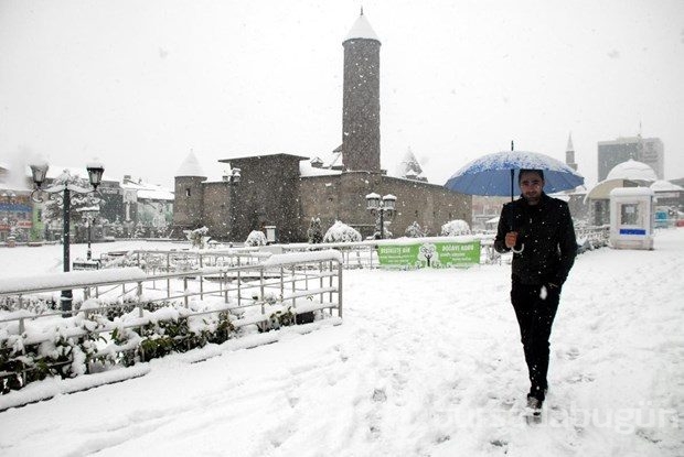 Erzurum'da kar yağışı