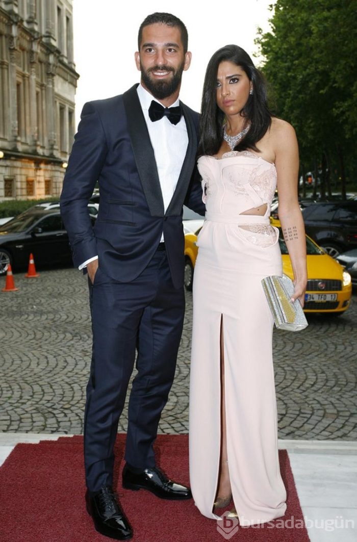 Arda Turan, Sinem Kobal ve Kenan İmirzalıoğlu ile pişti oldu