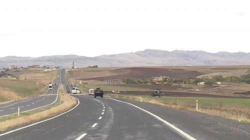 Diyarbakır-Silvan karayolunda askeri servis aracının geçişi sırasında patlama