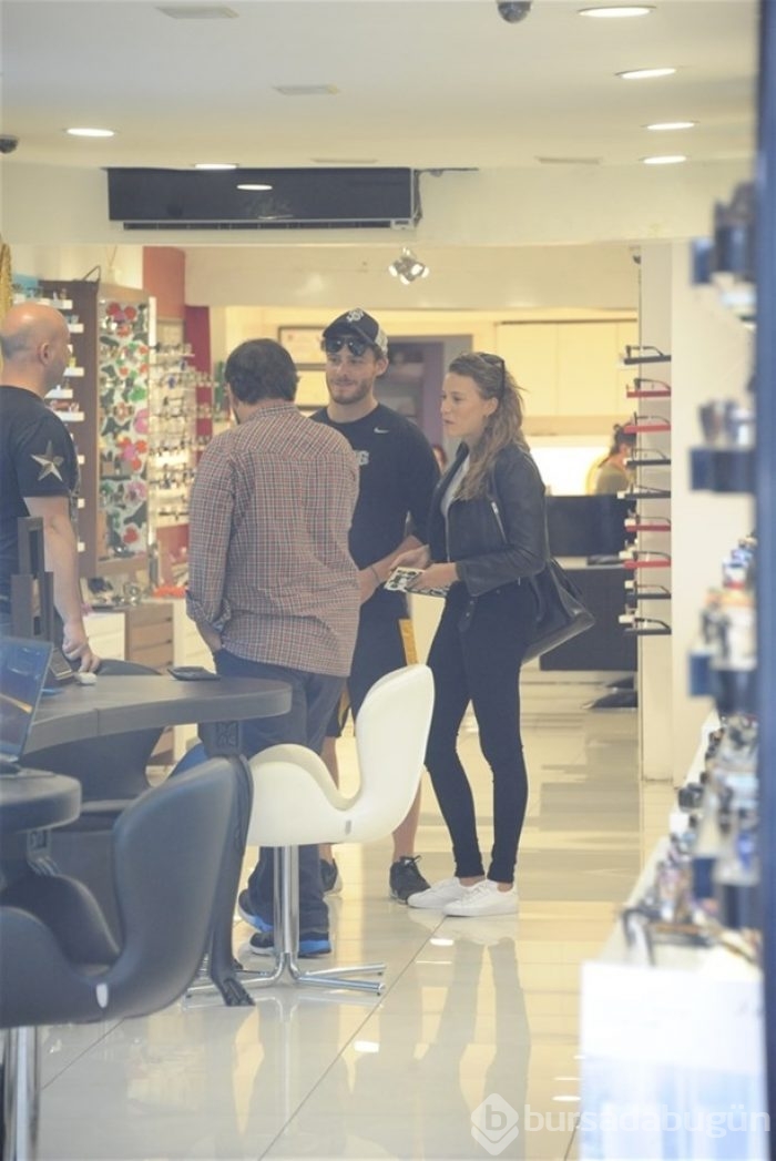 Serenay Sarıkaya ve Kerem Bürsin Amerika'ya gidiyor
