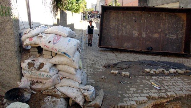 Nusaybin'deki hendekler yaşamı felç etti