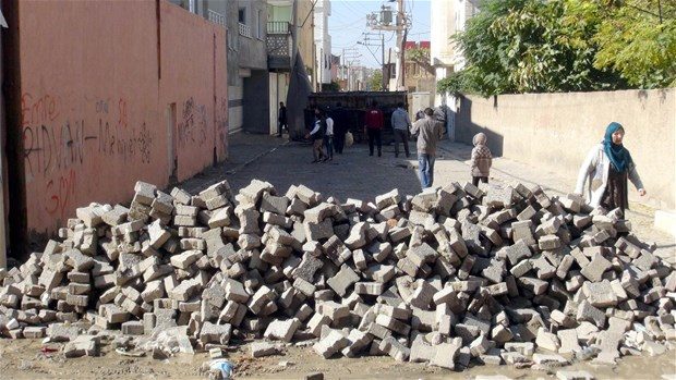 Nusaybin'deki hendekler yaşamı felç etti