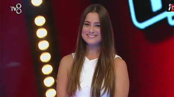 Büşra Alnıtemiz güzelliği ile O Ses Türkiye'ye damgasını vurdu!