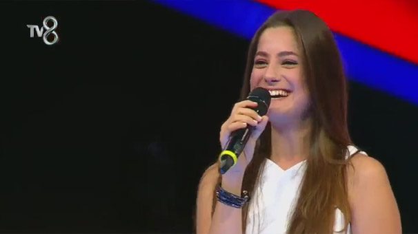 Büşra Alnıtemiz güzelliği ile O Ses Türkiye'ye damgasını vurdu!