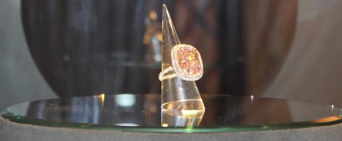 Pembe elmas yüzük rekor fiyata alıcı buldu 