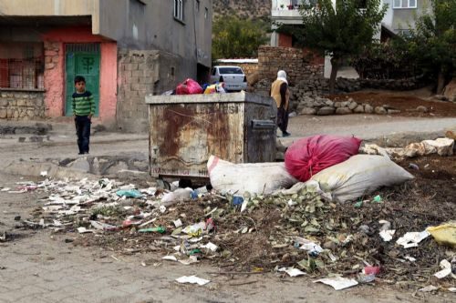 HDP'li belediye mahalleyi çöplüğe çevirdi