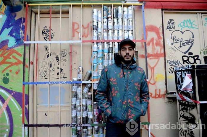 İstanbul sokaklarına 'kızgın pandalar' çiziyor
