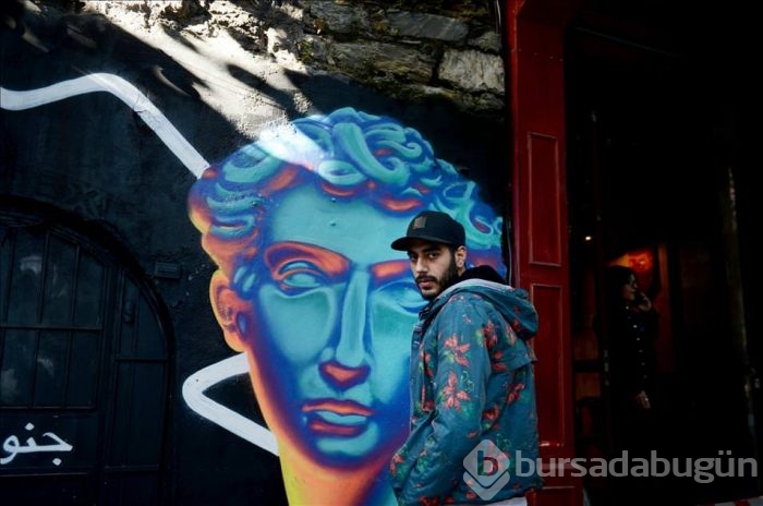 İstanbul sokaklarına 'kızgın pandalar' çiziyor