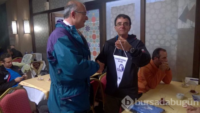 Koltuk değnekli dağcı Uludağ'ın zirvesine tırmandı